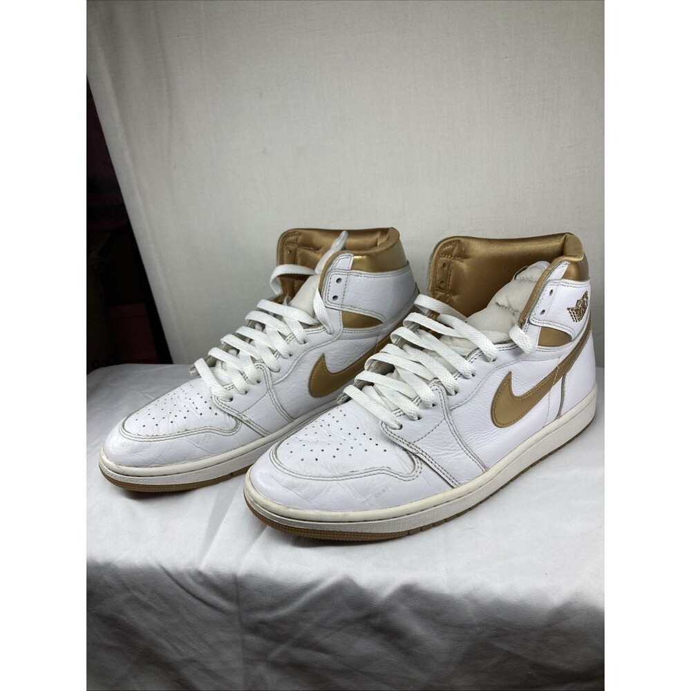 Air Jordan 1 Retro High OG "Metallic Gold" sneaker in white leather with gold